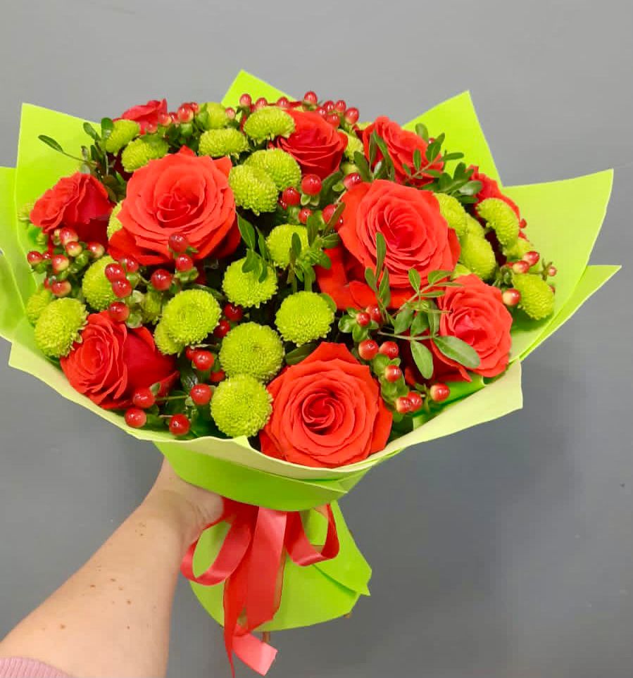Букет цветов из: Хризантемы и Розы в Первое Мая