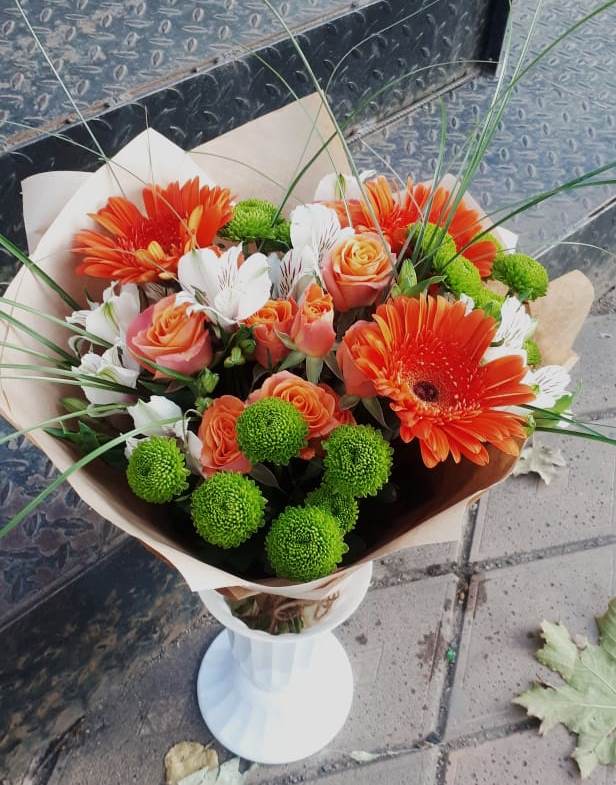 Букет цветов из: Герберы, Хризантемы, Альстромерии и Розы в Первое Мая