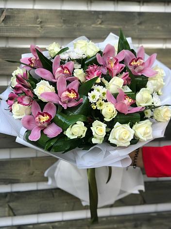 Букет цветов из: Розы и Хризантемы в Первое Мая