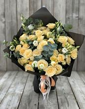 Букет цветов из:  Розы и Лизиантусы в Первое Мая