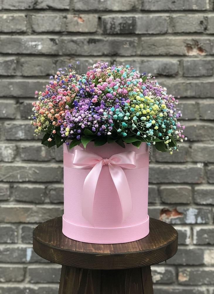 Цветочная композиция из Гипсофила и Розы в шляпной коробке в Первое Мая