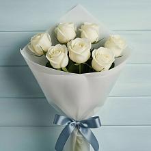 Букет 7 Белых роз Эдлесс Лав в Первое Мая