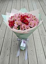 Букет цветов из:  Альстромерии в Первое Мая