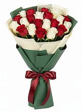 Букет Микс из красных и белых роз в Первое Мая