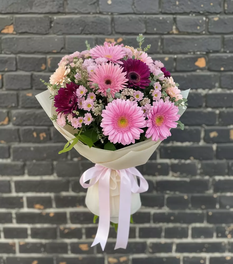 Букет цветов из: Герберы и Хризантемы в Первое Мая
