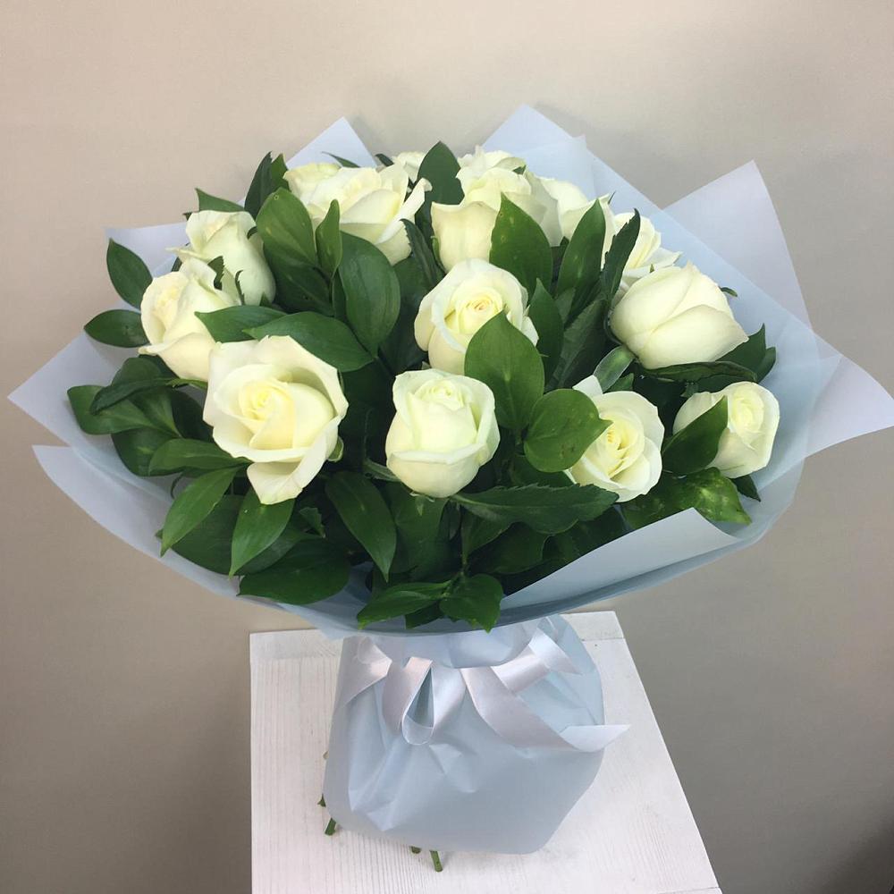Букет 15 Белых роз Проуд в Первое Мая