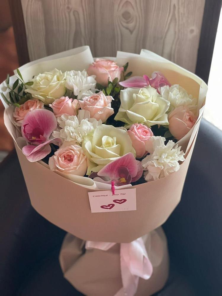 Букет цветов из: Орхидеи, Розы и Гвоздики в Первое Мая