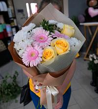Букет цветов из:  Герберы, Розы и Хризантемы в Первое Мая