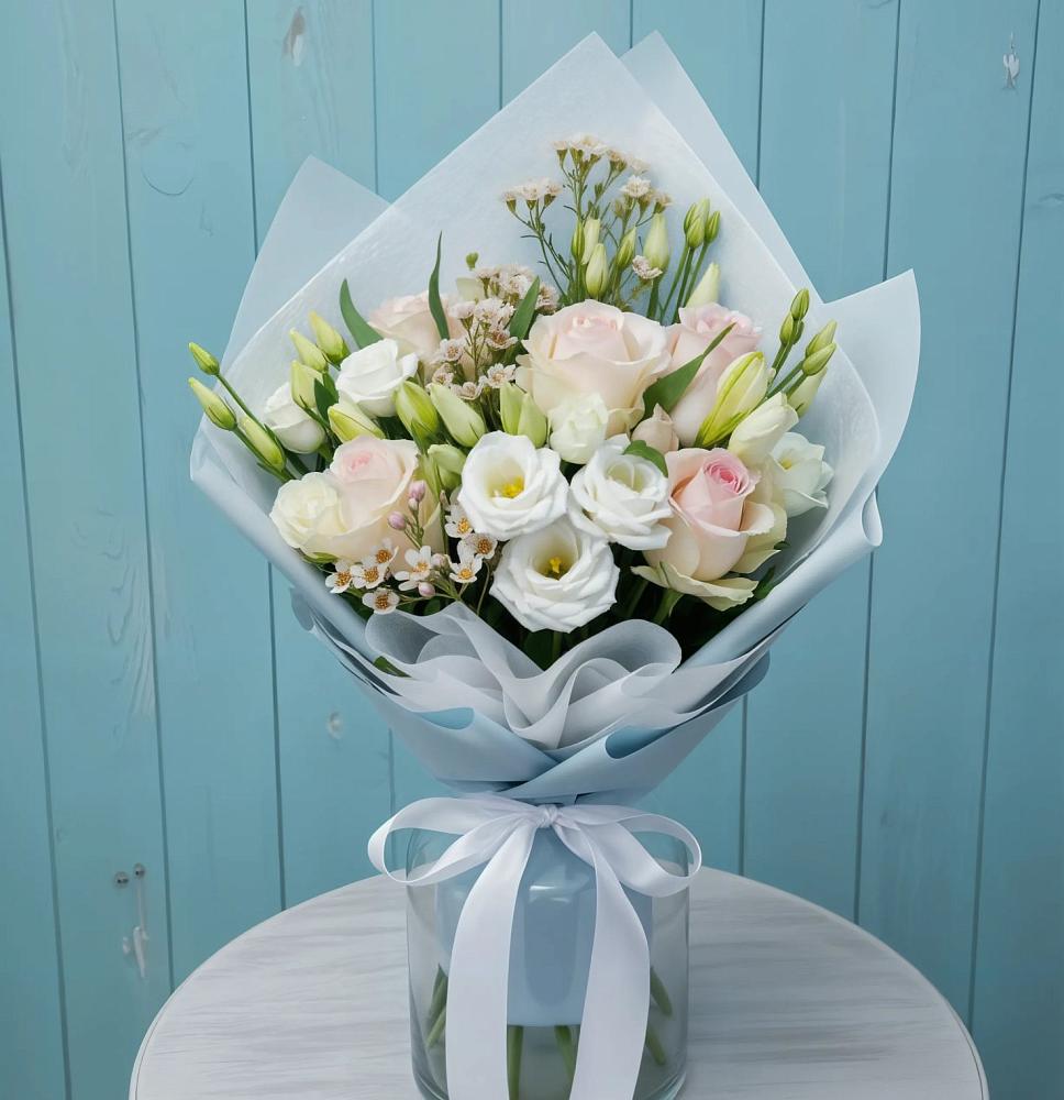 Букет цветов из: Розы и Лизиантусы в Первое Мая