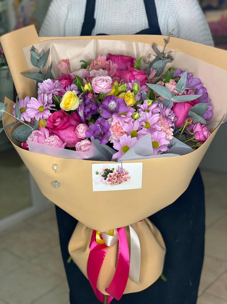 Букет цветов из: Хризантемы, Гвоздики и Альстромерии в Первое Мая