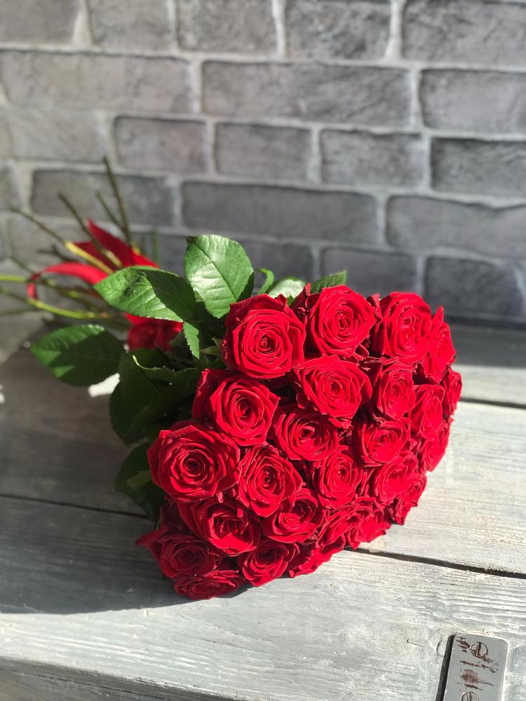 Букет Красные розы Фридом в Первое Мая