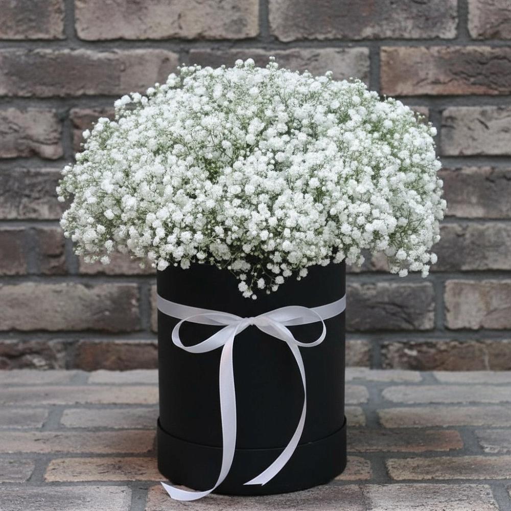 Цветочная композиция из Гипсофила в шляпной коробке в Первое Мая