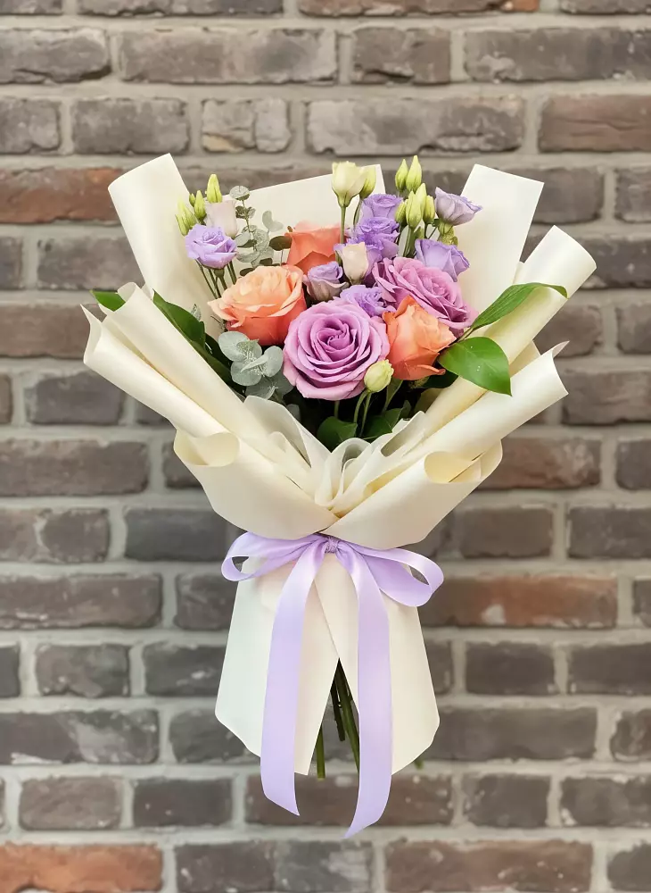 Букет цветов из: Лизиантусы и Розы в Первое Мая