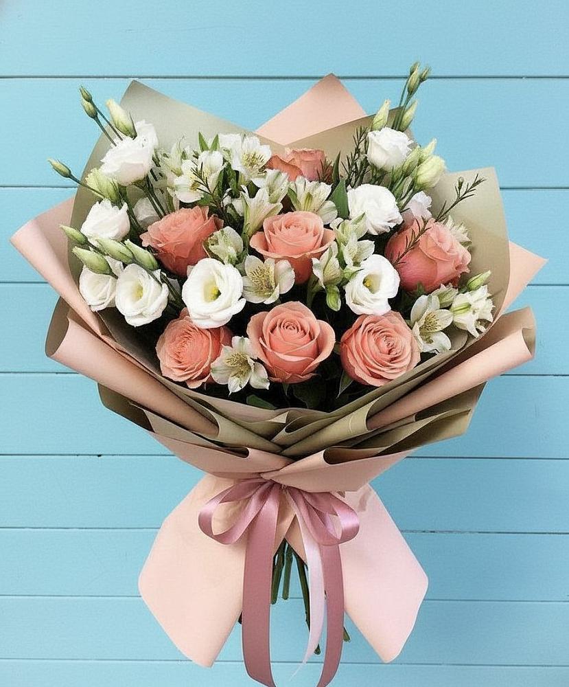 Букет цветов из: Розы, Альстромерии и Лизиантусы в Первое Мая