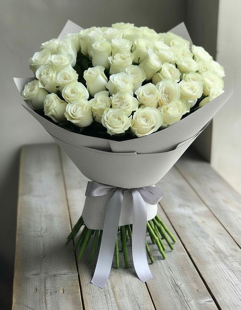 Букет 35 Белых роз в Первое Мая
