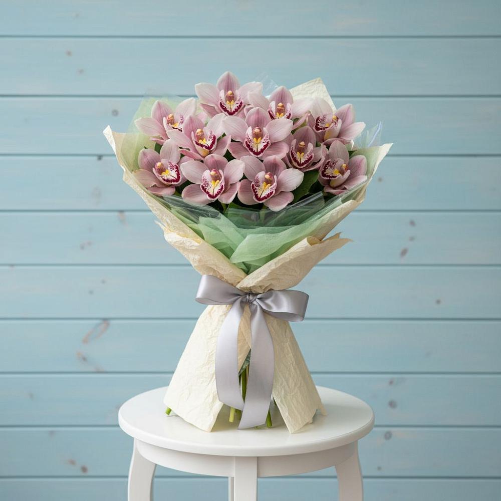 Букет цветов из: Орхидеи и Розы в Первое Мая