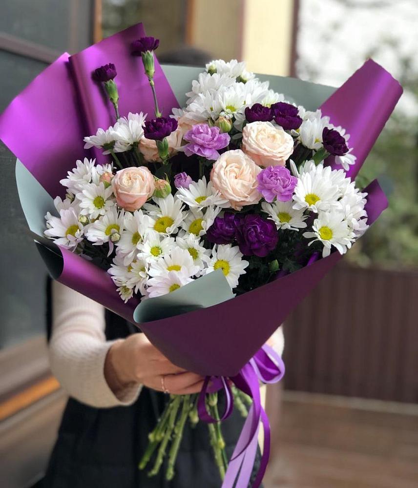 Букет цветов из: Хризантемы, Гвоздики и Розы в Первое Мая