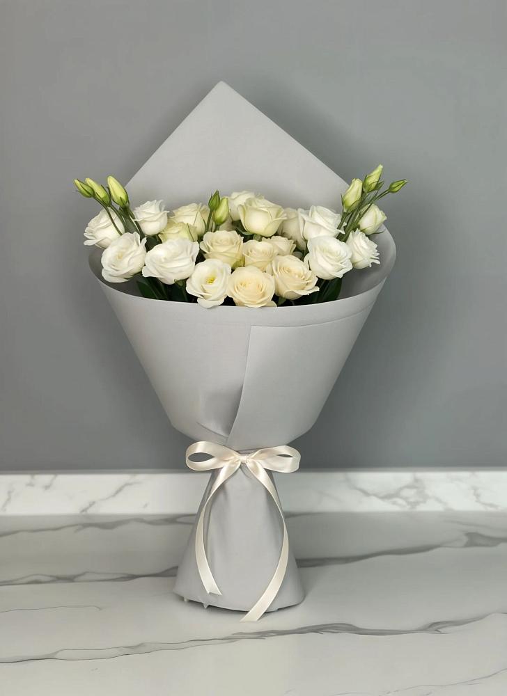 Букет цветов из: Розы и Лизиантусы в Первое Мая