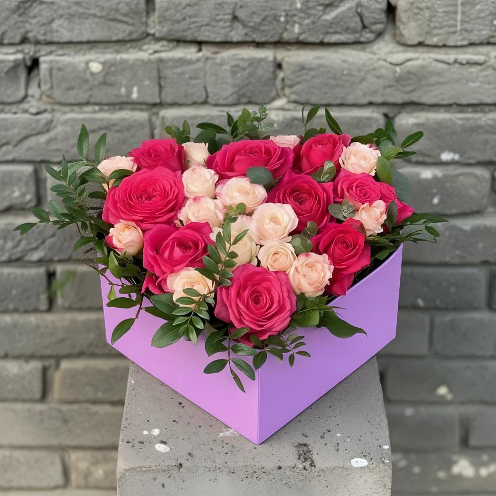 Цветочная композиция из Розы в коробке в Первое Мая