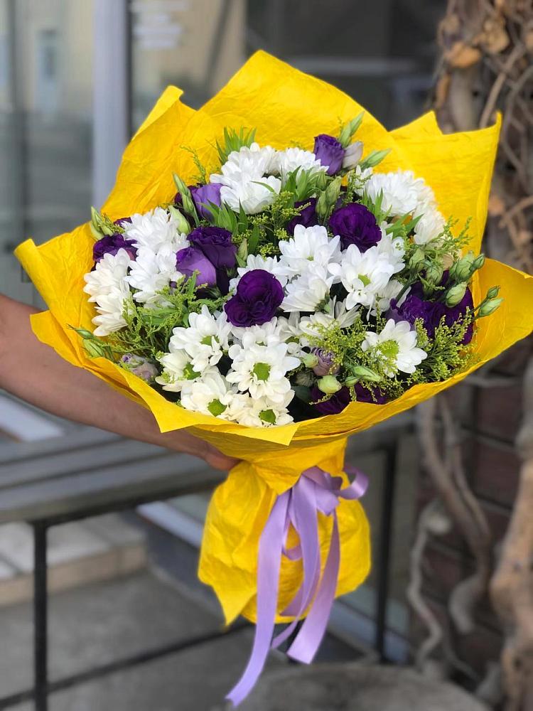 Букет цветов из: Ирисы, Хризантемы и Ромашки в Первое Мая