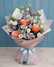 Букет цветов из:  Лизиантусы, Розы, Альстромерии и Гипсофила в Первое Мая
