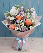 Букет цветов из:  Лизиантусы, Розы, Альстромерии и Гипсофила в Первое Мая