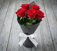 Букет 5 Красных роз Эдлесс Лав в Первое Мая
