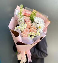 Букет цветов из:  Хризантемы и Розы в Первое Мая