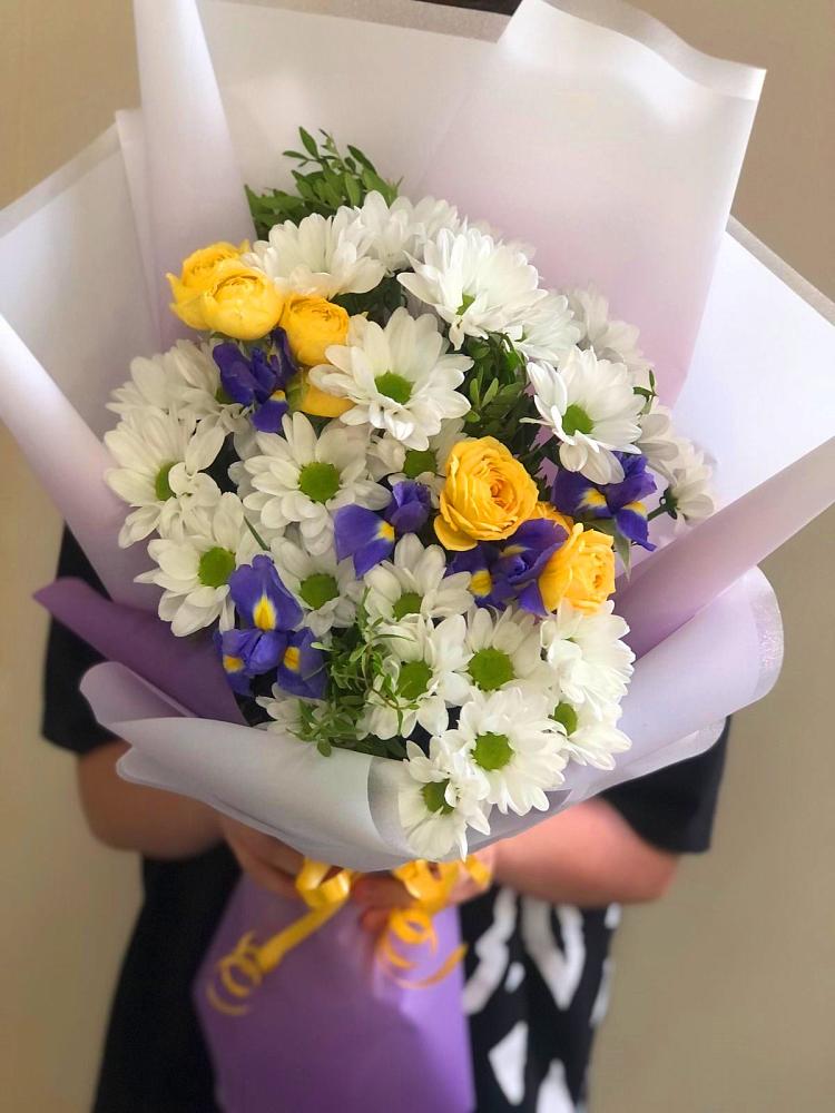 Букет цветов из: Ирисы, Хризантемы и Розы в Первое Мая