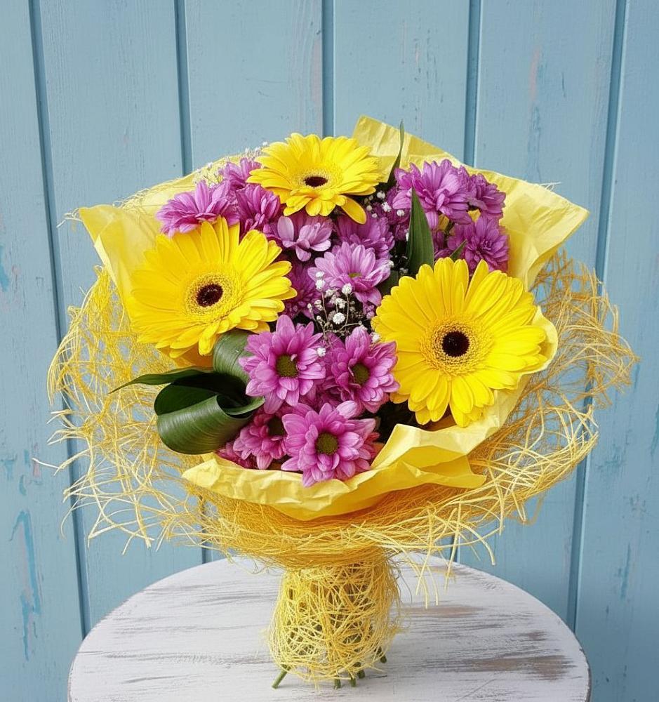 Букет цветов из: Хризантемы и Герберы в Первое Мая
