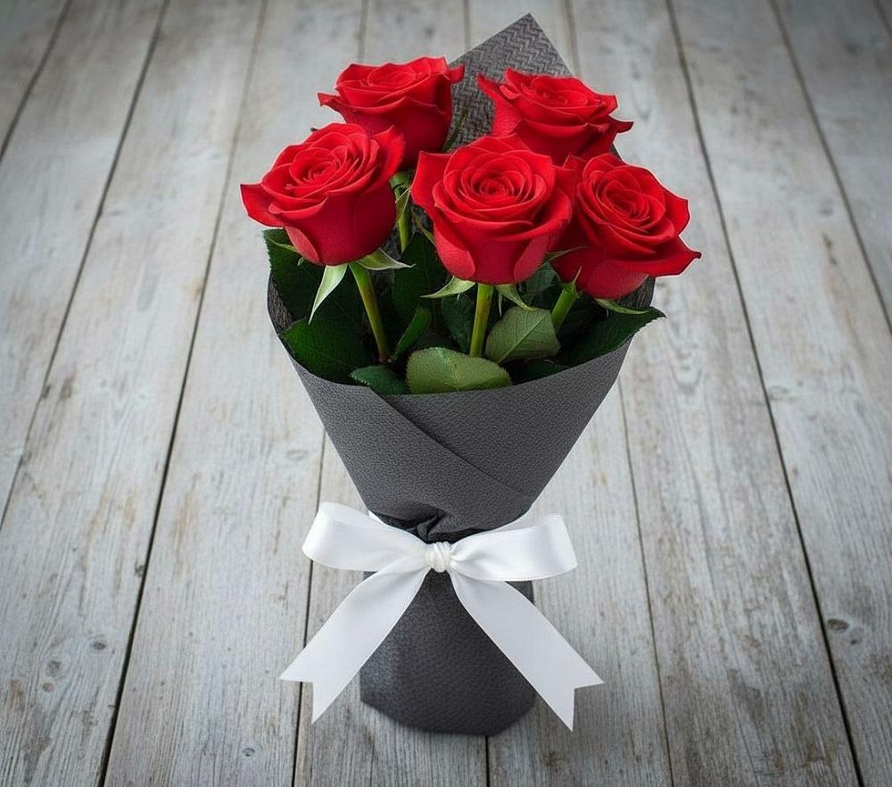 Букет 5 Красных роз Эдлесс Лав в Первое Мая