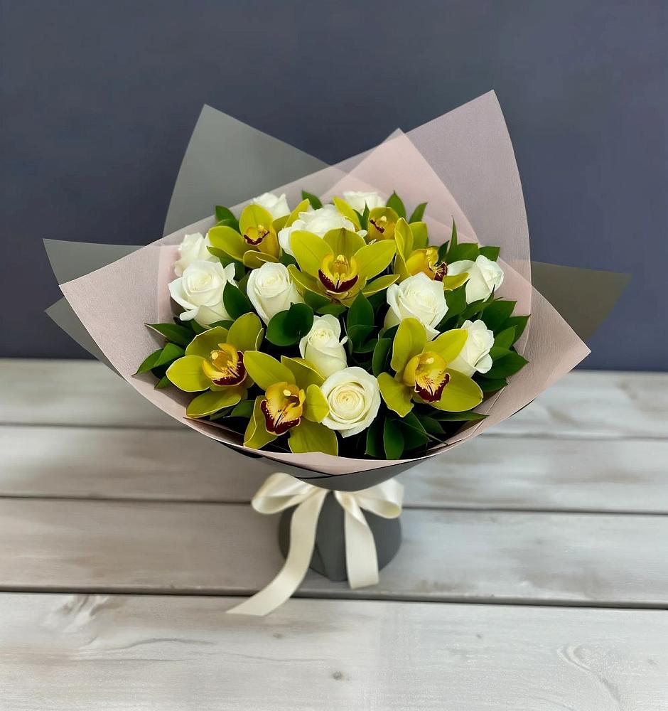 Букет цветов из: Орхидеи и Розы в Первое Мая