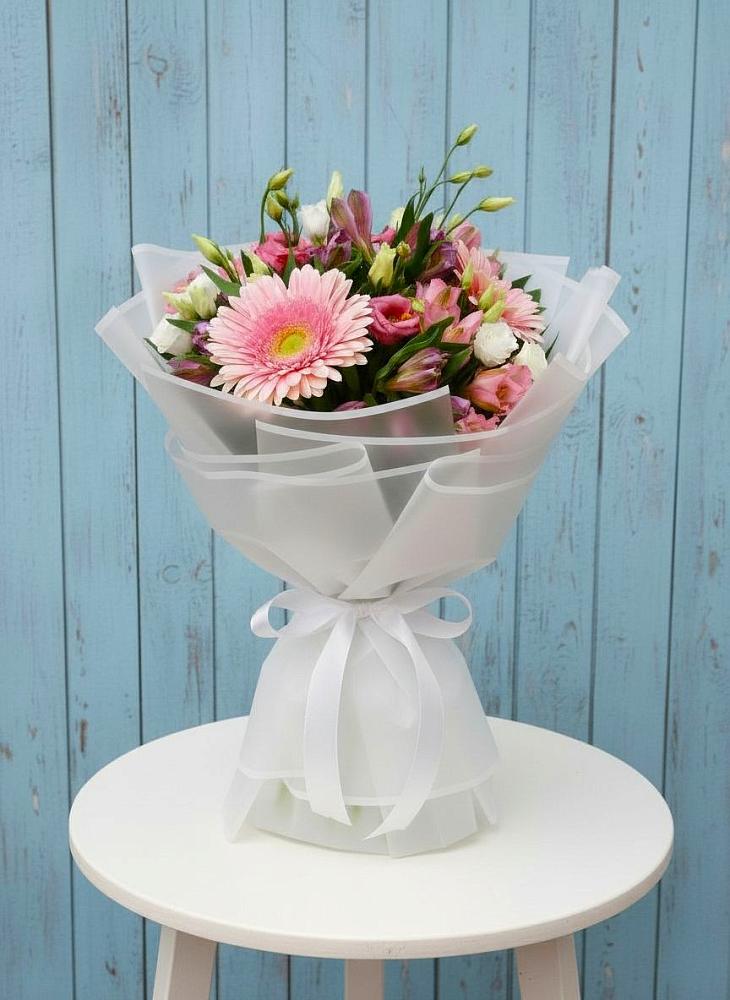 Букет цветов из: Герберы, Альстромерии и Лизиантусы в Первое Мая