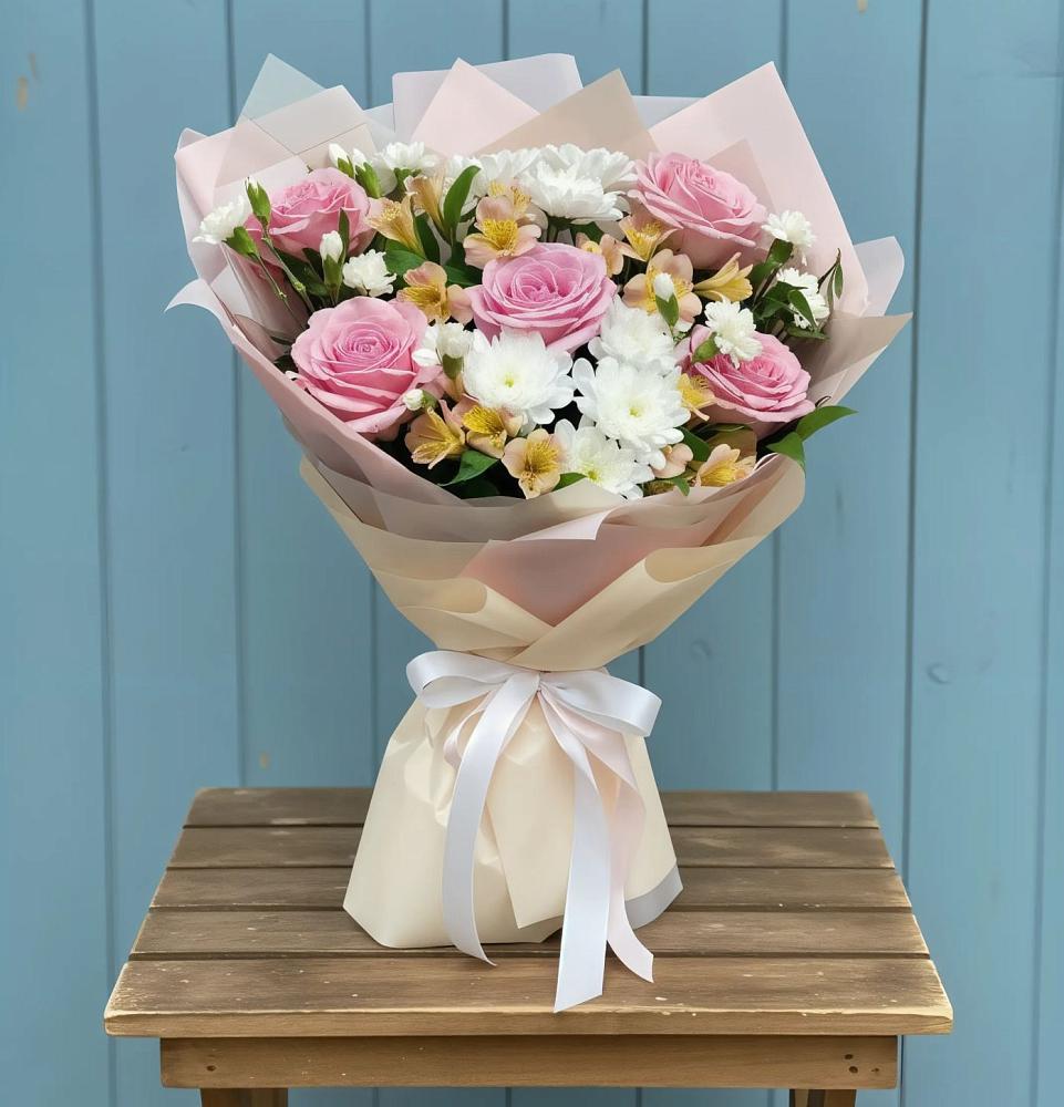 Букет цветов из: Гвоздики, Орхидеи и Розы в Первое Мая