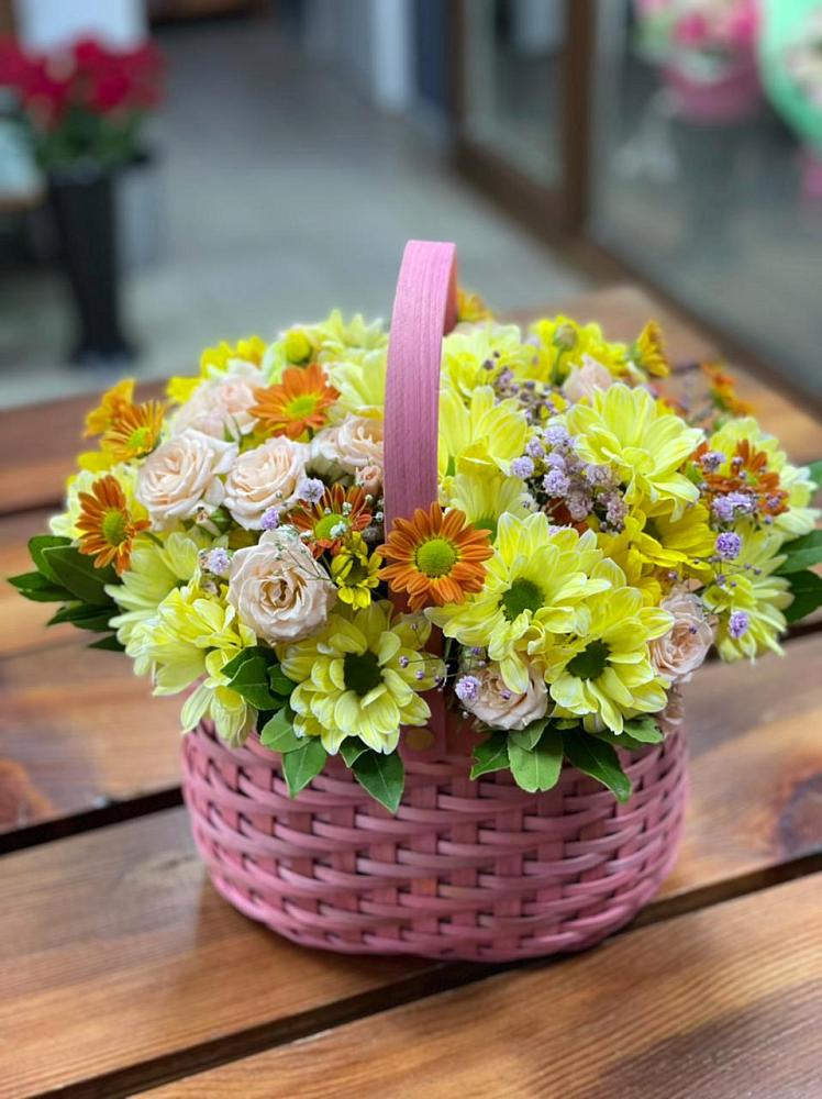 Цветочная композиция из Хризантемы и Розы в корзине в Первое Мая