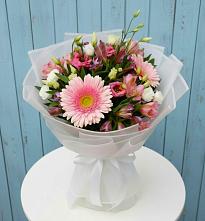 Букет цветов из:  Герберы, Альстромерии и Лизиантусы в Первое Мая