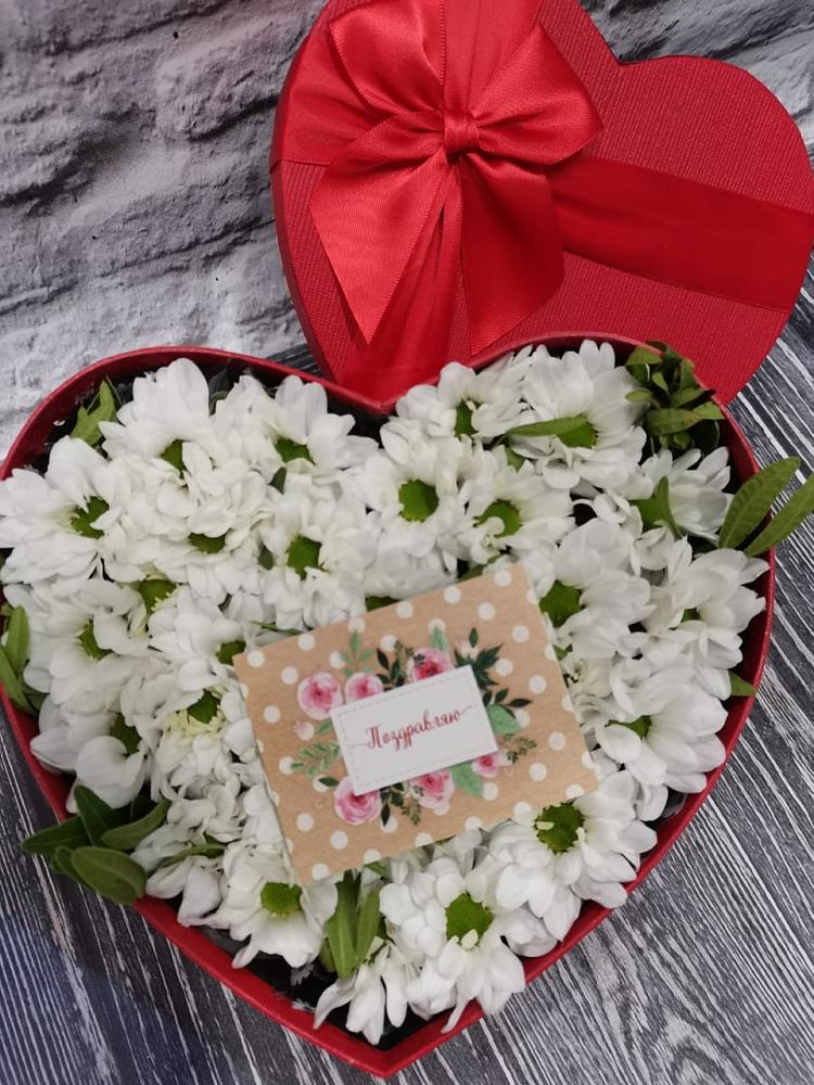 Цветочная композиция из Хризантемы в виде сердца в Первое Мая
