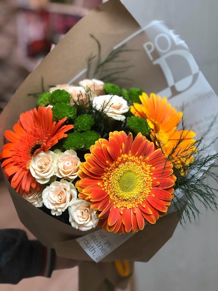 Букет цветов из: Герберы, Хризантемы и Розы в Первое Мая