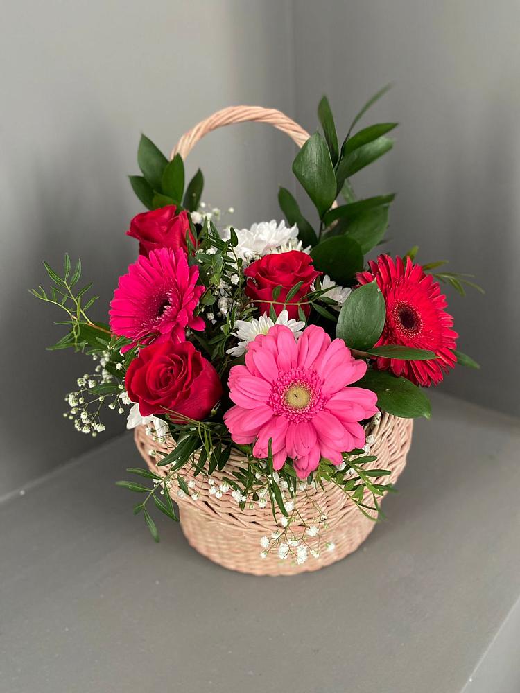 Цветочная композиция из Розы, Хризантемы и Герберы в корзине в Первое Мая