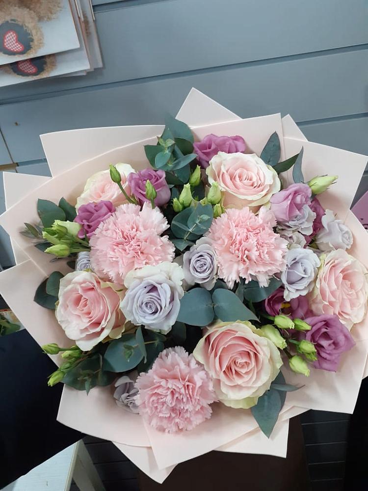 Букет цветов из: Розы, Гвоздики и Лизиантусы в Первое Мая