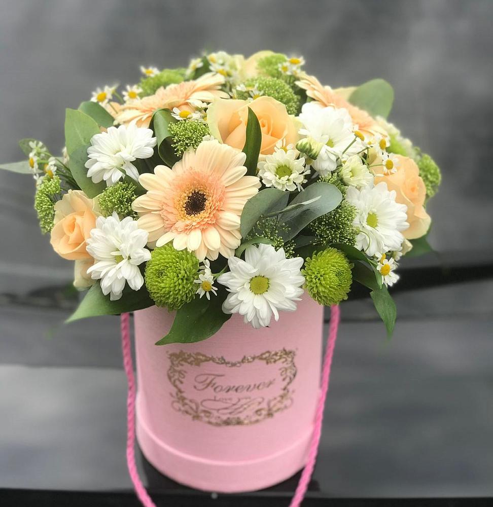 Цветочная композиция из Розы, Герберы и Хризантемы в шляпной коробке в Первое Мая