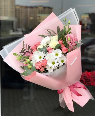 Букет цветов из: Розы, Лизиантусы и Хризантемы в Первое Мая