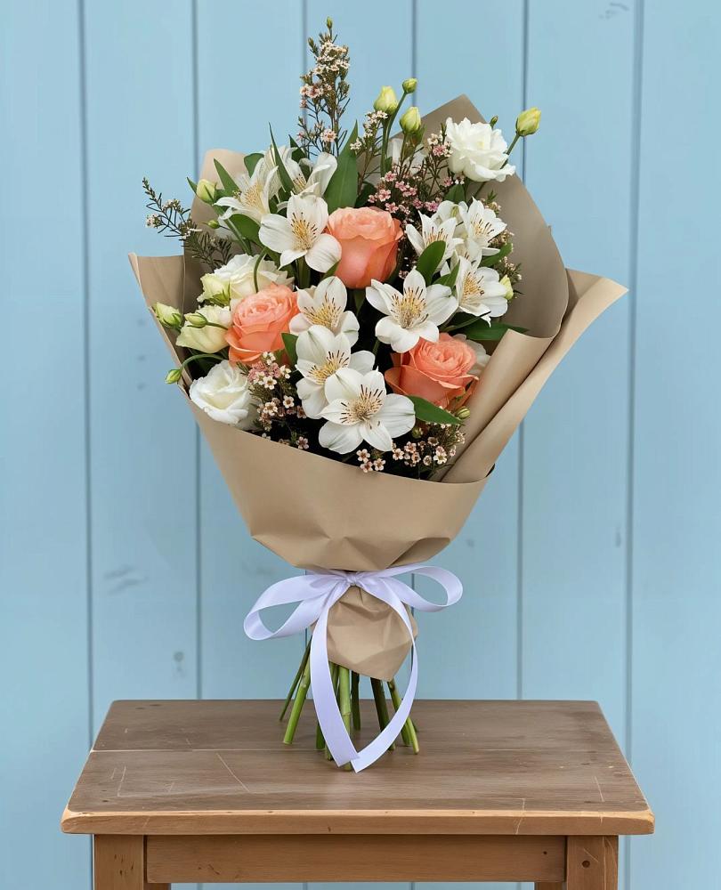 Букет цветов из: Альстромерии, Лизиантусы, Розы и Хризантемы в Первое Мая