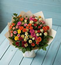 Букет Микс из разноцветных кустовых роз в Первое Мая