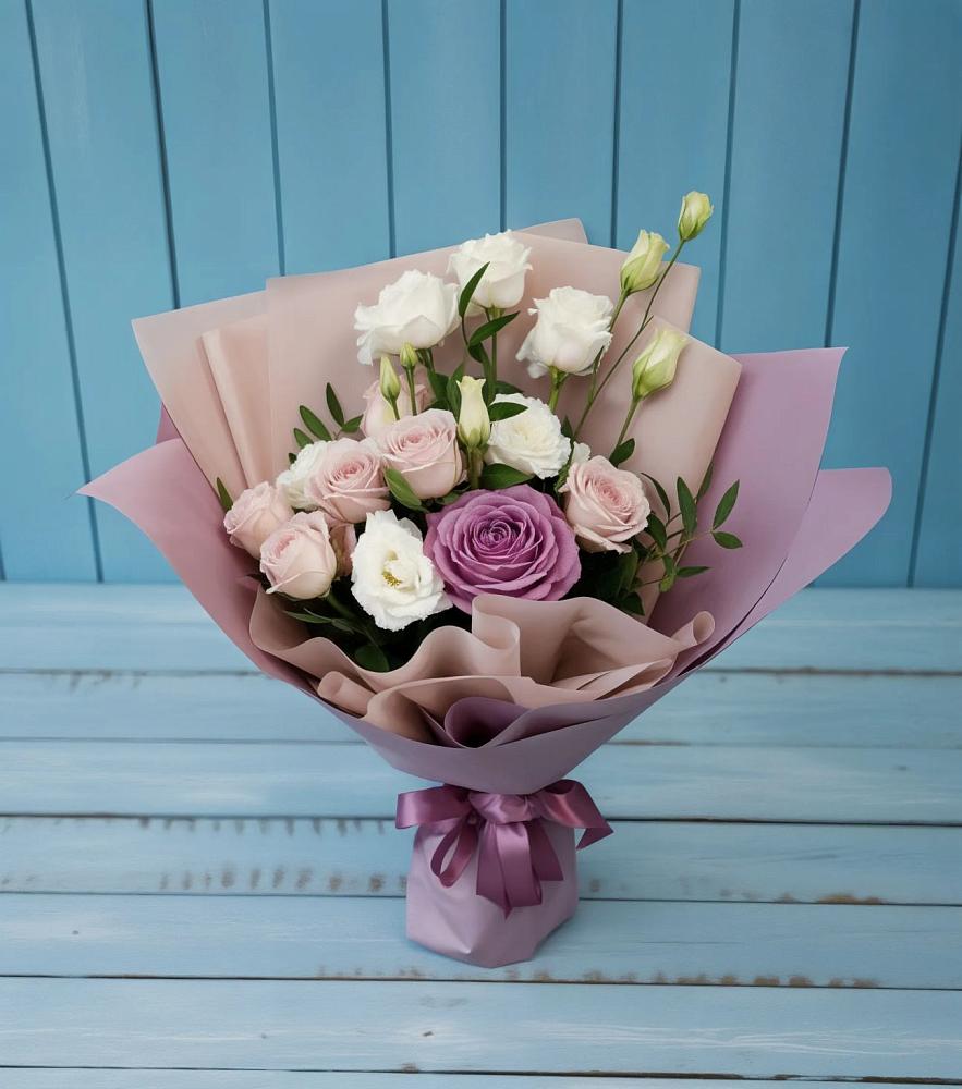 Букет цветов из: Розы и Лизиантусы в Первое Мая